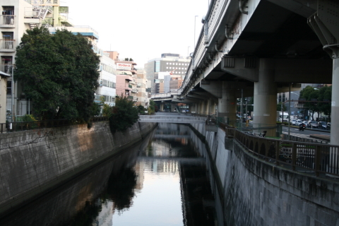 2013/12月 EF-S18-55USM+30D 焦点距離34mm F/4.5 ss1/80 ISO100